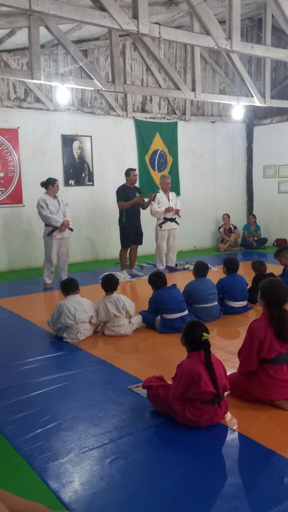 Secretaria de Esportes celebra com alunos do judô mudança de faixa e primeiro ano do programa Futuros Talentos