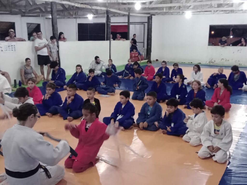 Secretaria de Esportes celebra com alunos do judô mudança de faixa e primeiro ano do programa Futuros Talentos