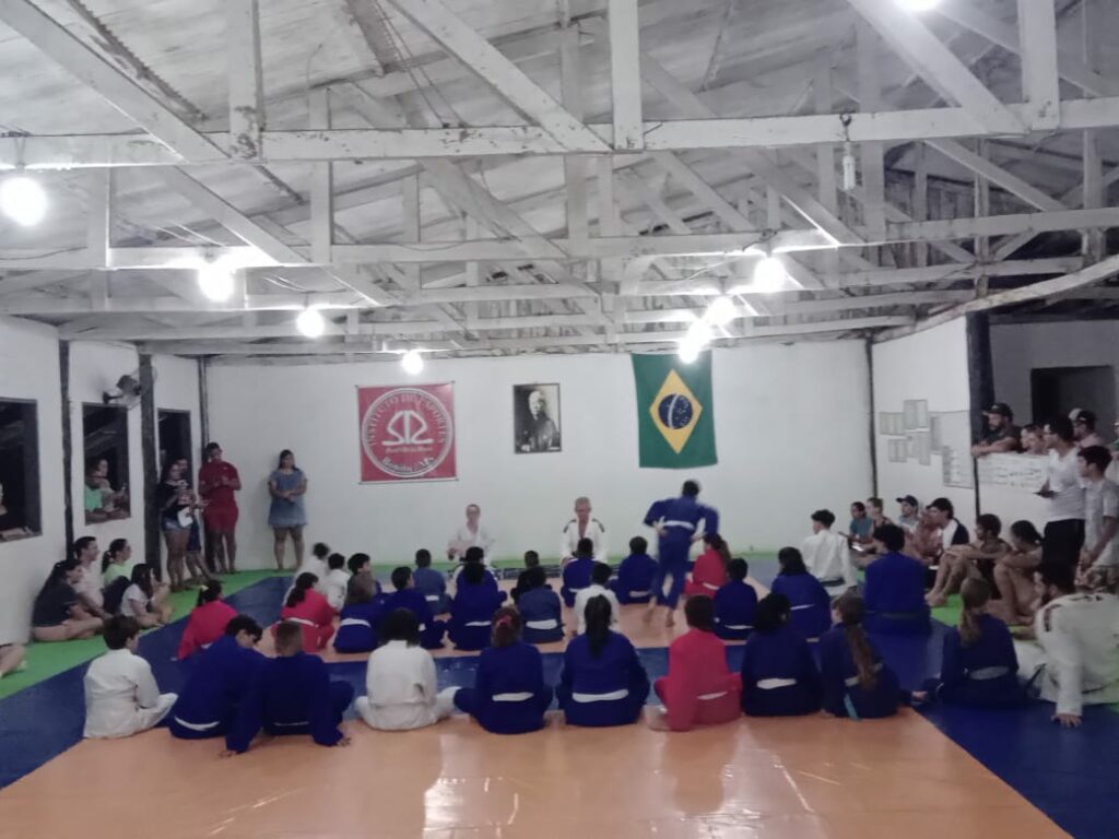 Secretaria de Esportes celebra com alunos do judô mudança de faixa e primeiro ano do programa Futuros Talentos