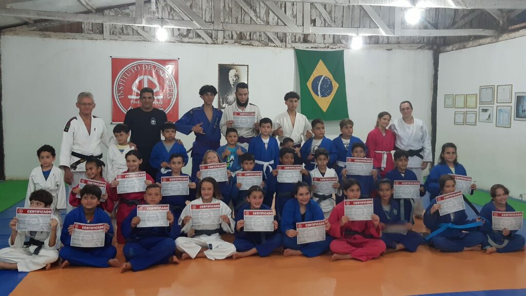 Secretaria de Esportes celebra com alunos do judô mudança de faixa e primeiro ano do programa Futuros Talentos