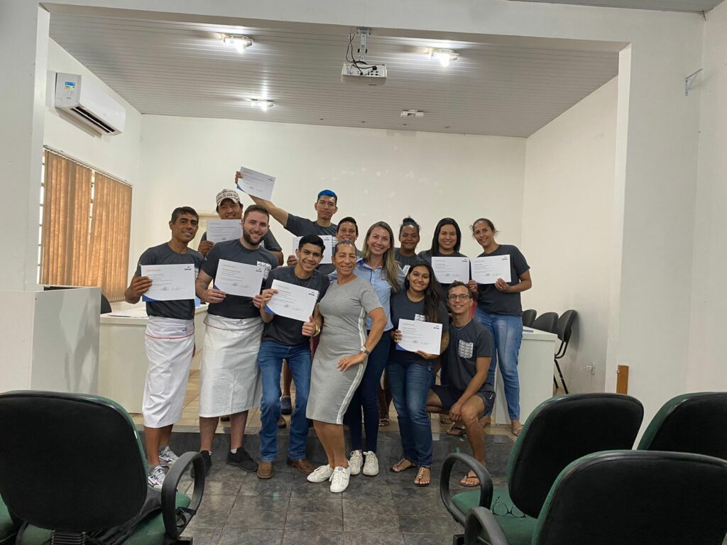 Em parceria com o Senac, curso de batidas e coquetéis forma 15 pessoas em Bonito