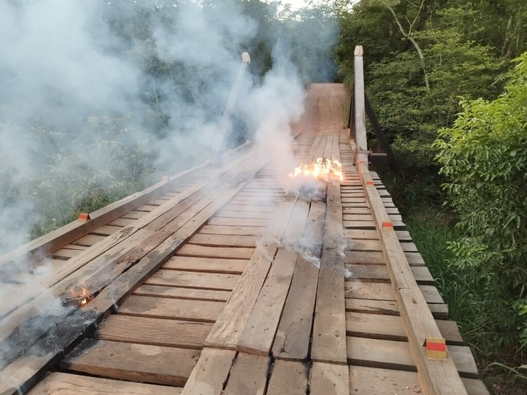 Ponte incendiada no Águas do Miranda passa por reparos e já está liberada Ponte incendiada no Águas do Miranda passa por reparos e já está liberada