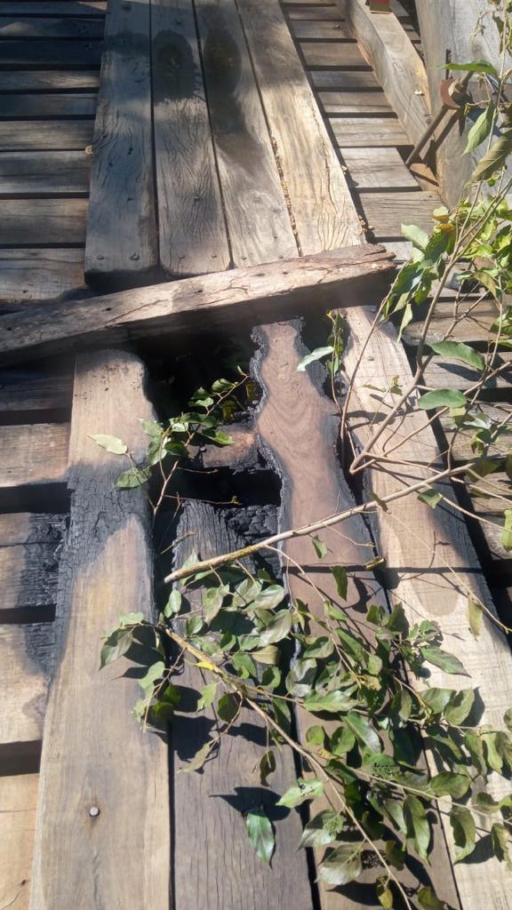 Em ato de vandalismo, ponte de acesso a pesqueiros e atrativos no Águas do Miranda é incendiada