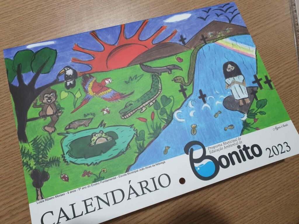 Prefeito entrega calendário ilustrado com desenhos de alunos de Bonito para governador Eduardo Riedel