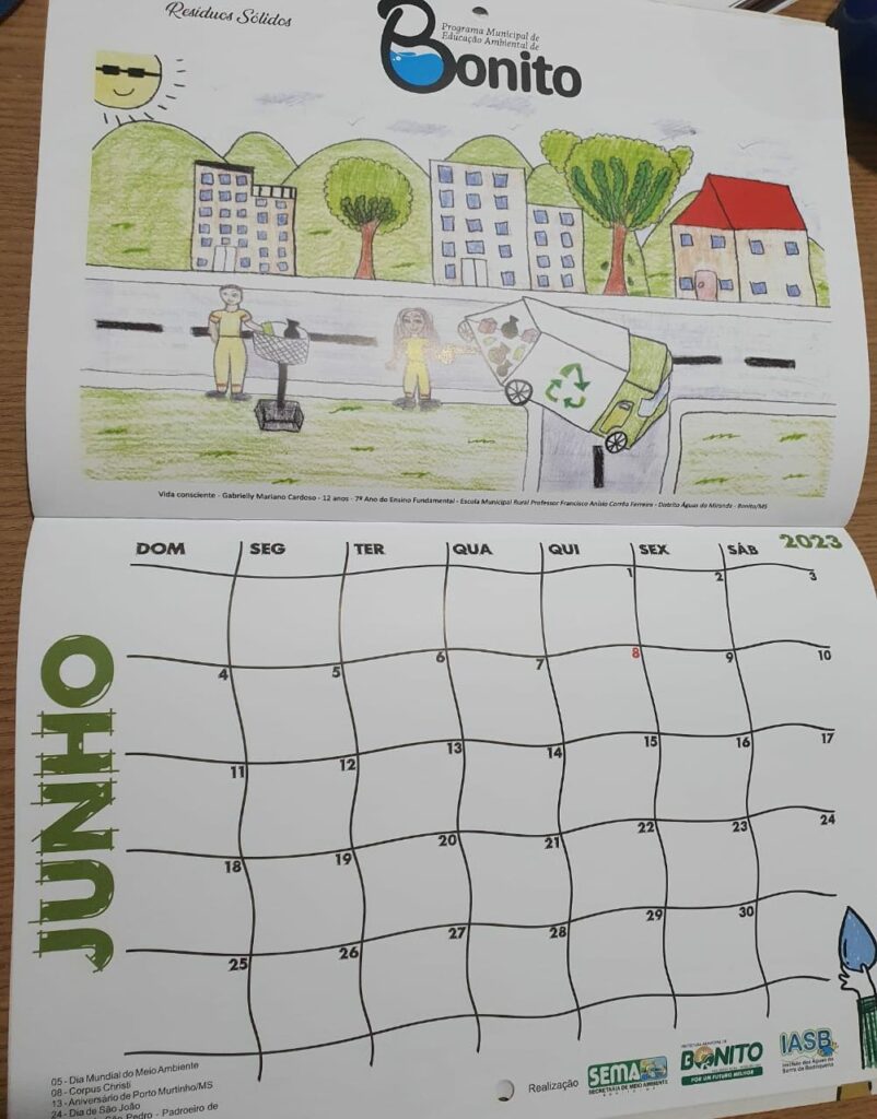 Prefeito entrega calendário ilustrado com desenhos de alunos de Bonito para governador Eduardo Riedel