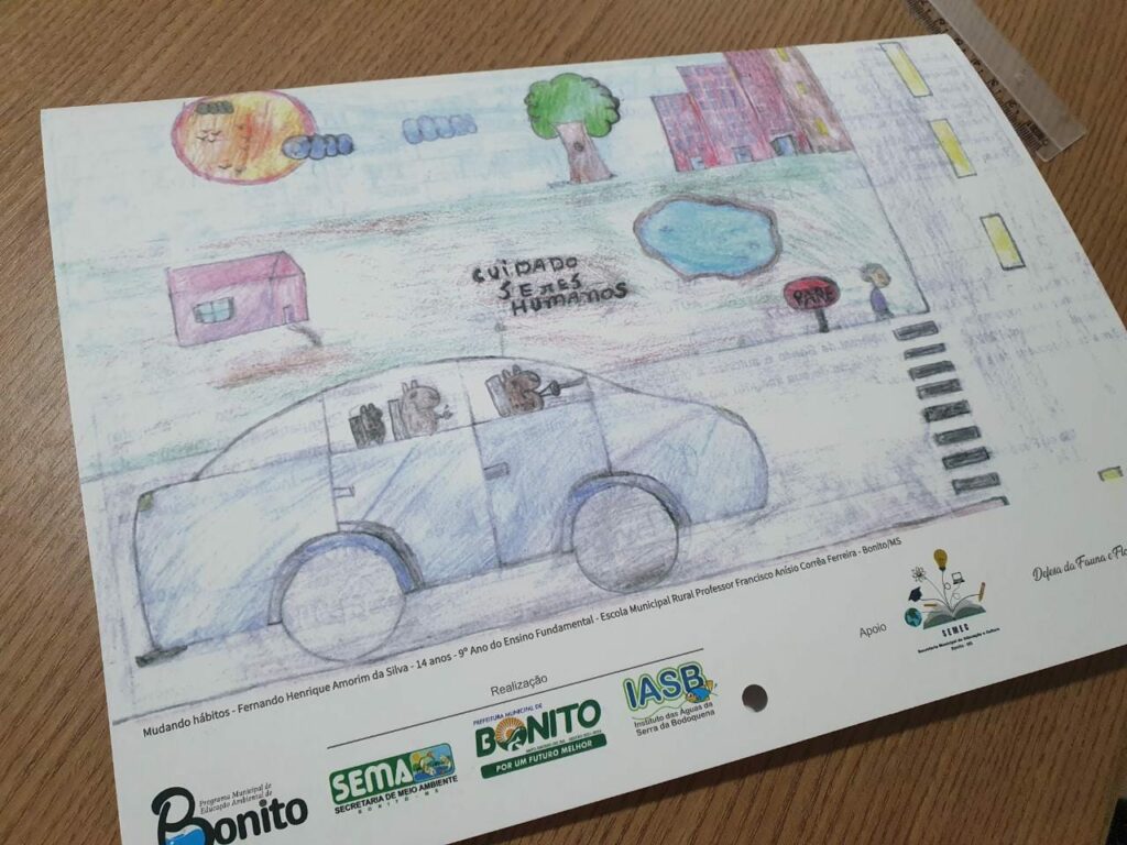 Prefeito entrega calendário ilustrado com desenhos de alunos de Bonito para governador Eduardo Riedel