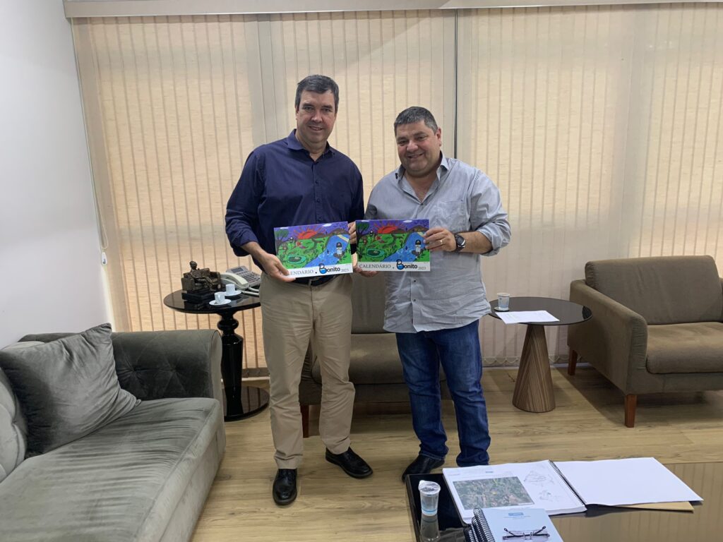 Prefeito entrega calendário ilustrado com desenhos de alunos de Bonito para governador Eduardo Riedel