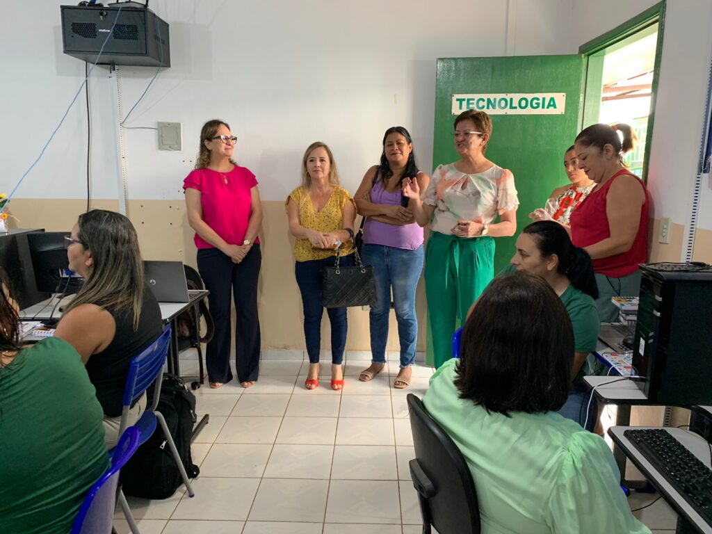 Professores participam de formação para dirigentes escolares Professores participam de formação para dirigentes escolares