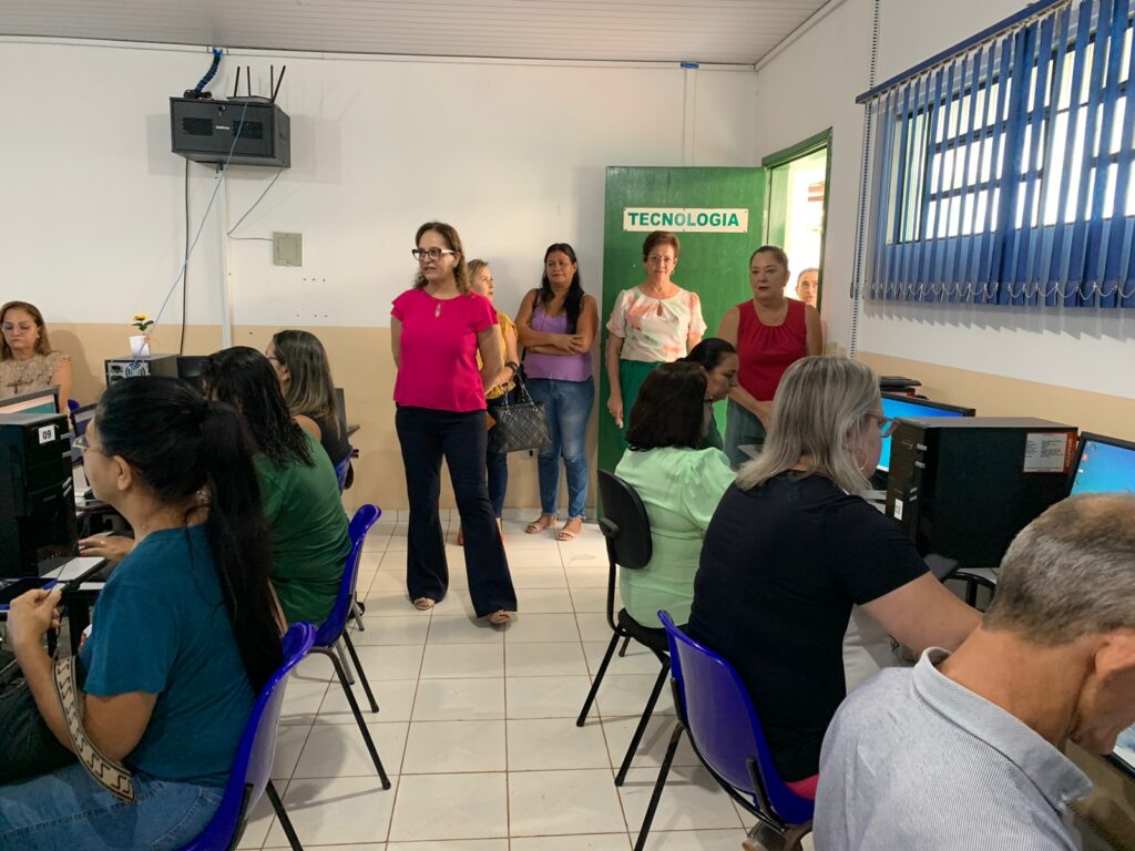 Professores participam de formação para dirigentes escolares Professores participam de formação para dirigentes escolares