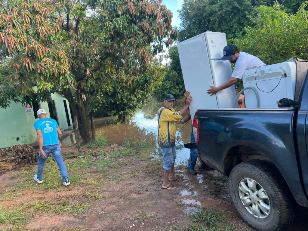 Cheia chega ao distrito Águas do Miranda e famílias são removidas de áreas de risco Cheia chega ao distrito Águas do Miranda e famílias são removidas de áreas de risco