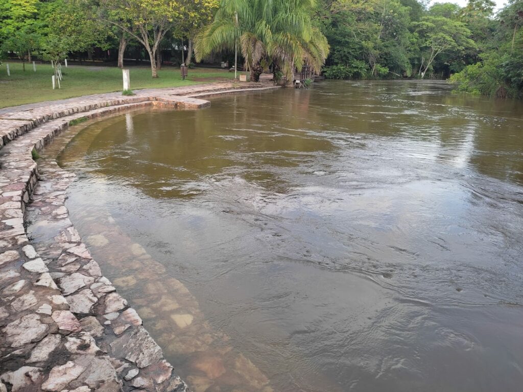 Cheia chega ao distrito Águas do Miranda e famílias são removidas de áreas de risco