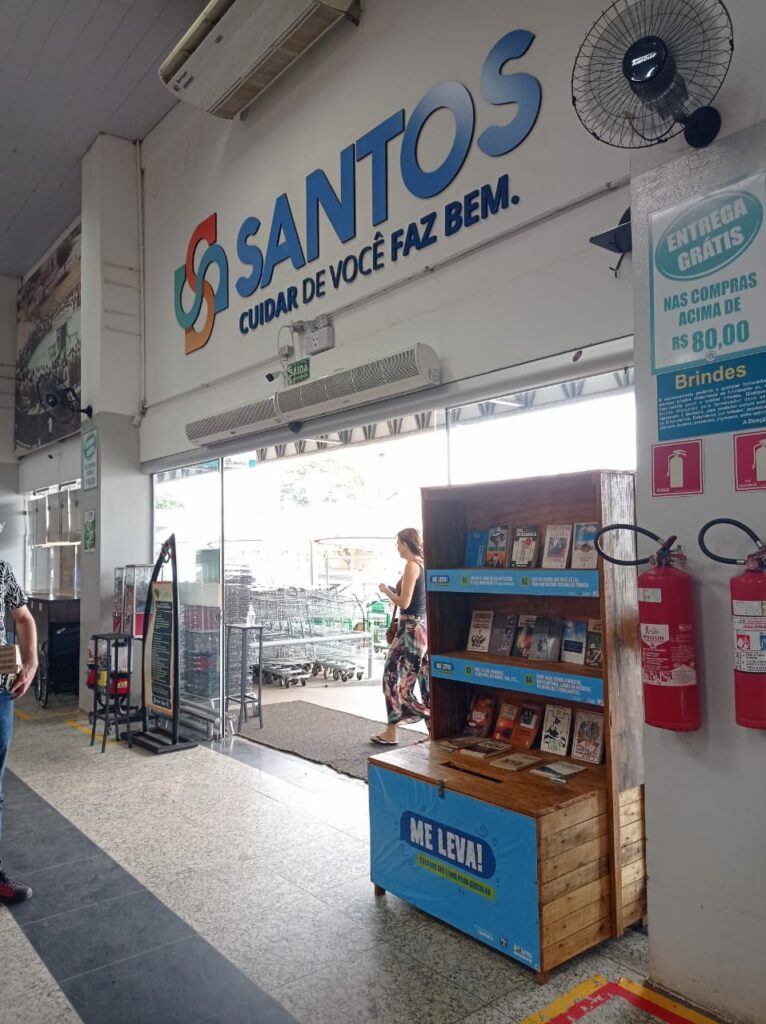 ME LEVA: Prefeitura de Bonito inaugura estante para estimular a leitura e a troca de livros