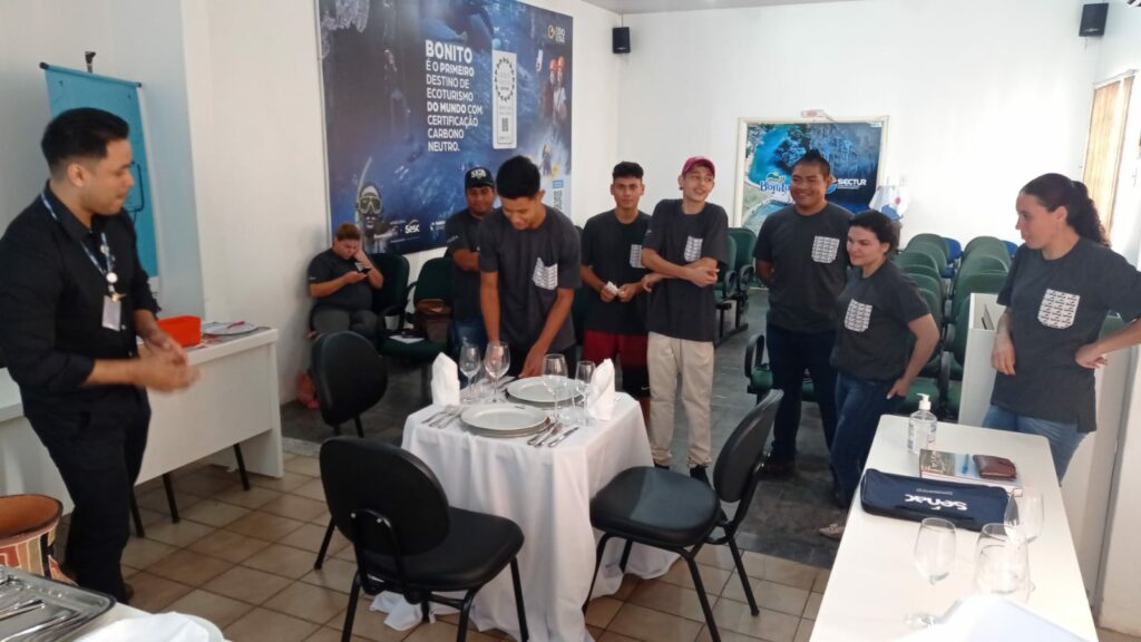 Curso de Atendimento e Encantamento para garçons, bares e restaurantes capacita 11 profissionais Curso de Atendimento e Encantamento para garçons, bares e restaurantes capacita 11 profissionais
