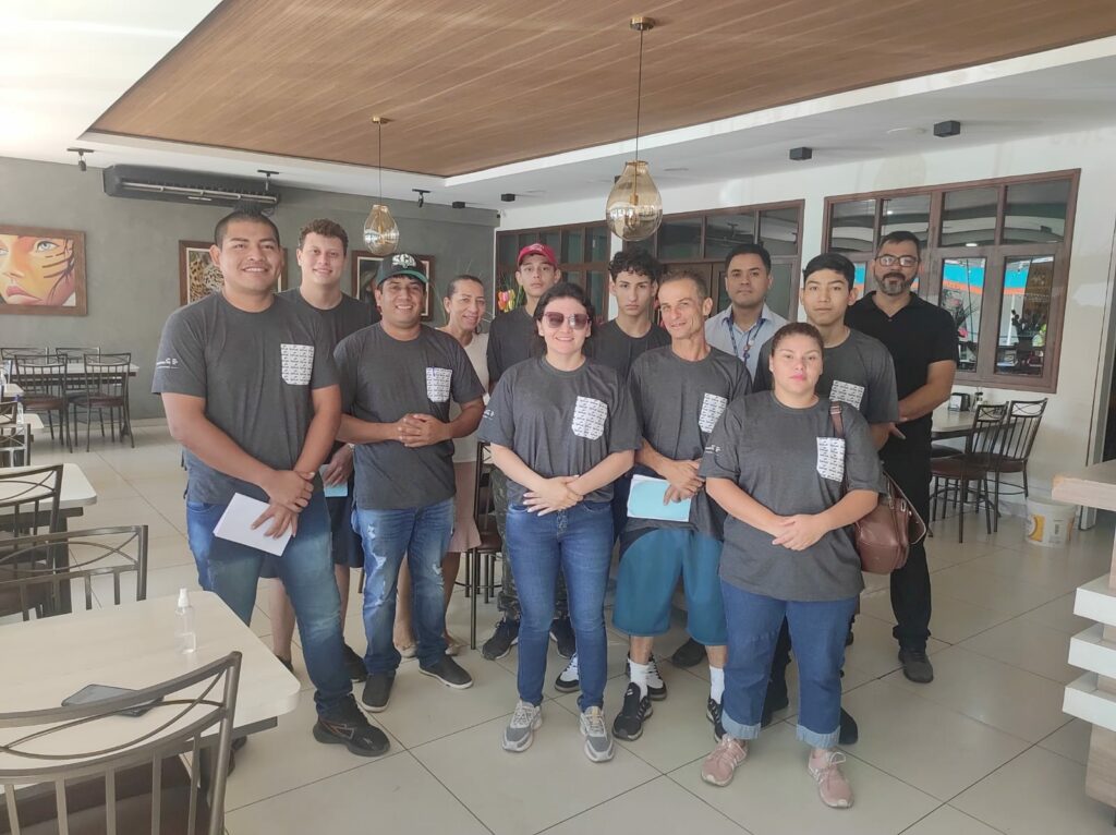 Curso de Atendimento e Encantamento para garçons, bares e restaurantes capacita 11 profissionais Curso de Atendimento e Encantamento para garçons, bares e restaurantes capacita 11 profissionais