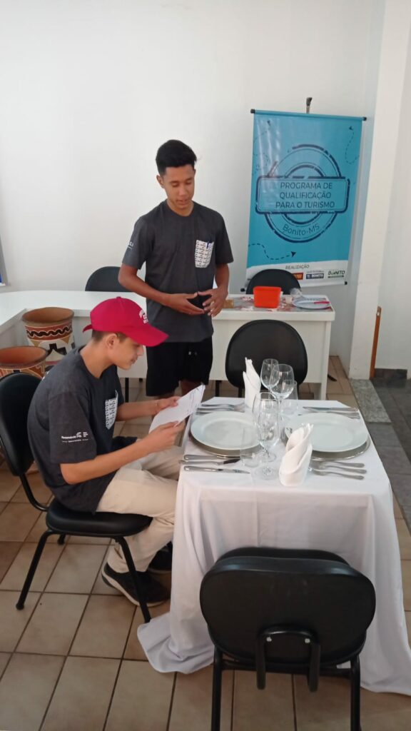 Curso de Atendimento e Encantamento para garçons, bares e restaurantes capacita 11 profissionais Curso de Atendimento e Encantamento para garçons, bares e restaurantes capacita 11 profissionais
