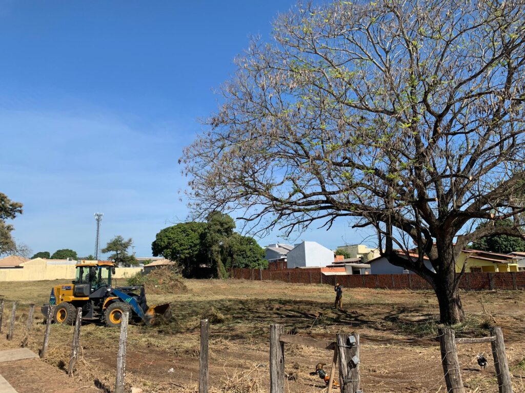 Prefeitura multa proprietário e realiza limpeza de terreno baldio em Bonito