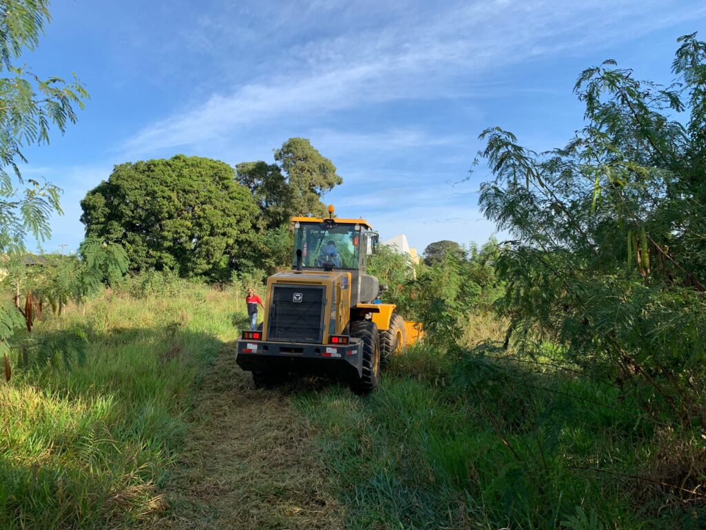 Prefeitura multa proprietário e realiza limpeza de terreno baldio em Bonito