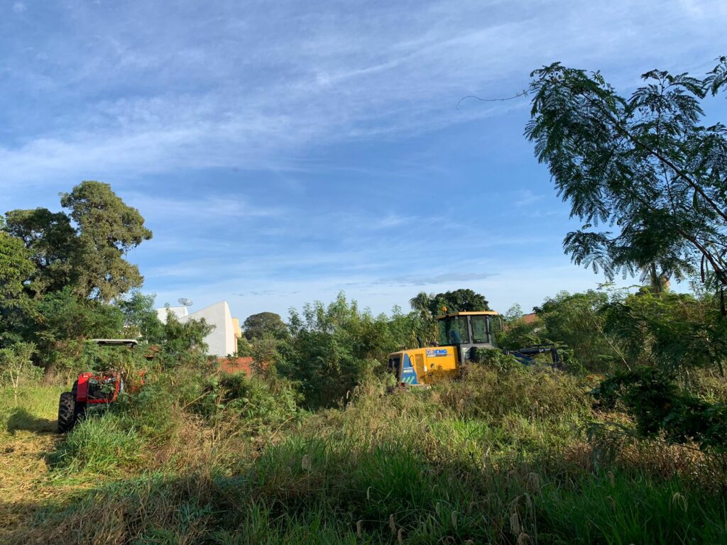 Prefeitura multa proprietário e realiza limpeza de terreno baldio em Bonito