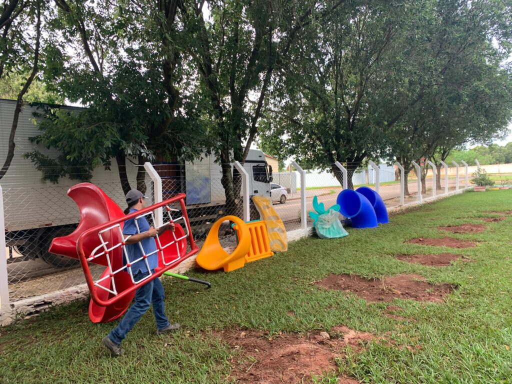 Escolas e CEIs do município recebem playgrounds