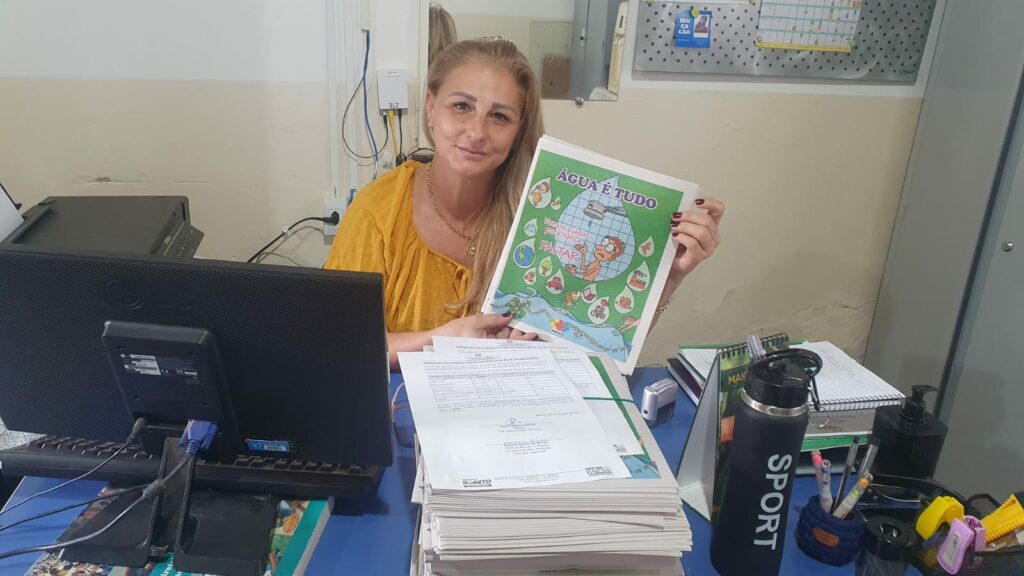 Sema entrega folhetos para Educação Ambiental nas escolas do Município Sema entrega folhetos para Educação Ambiental nas escolas do Município