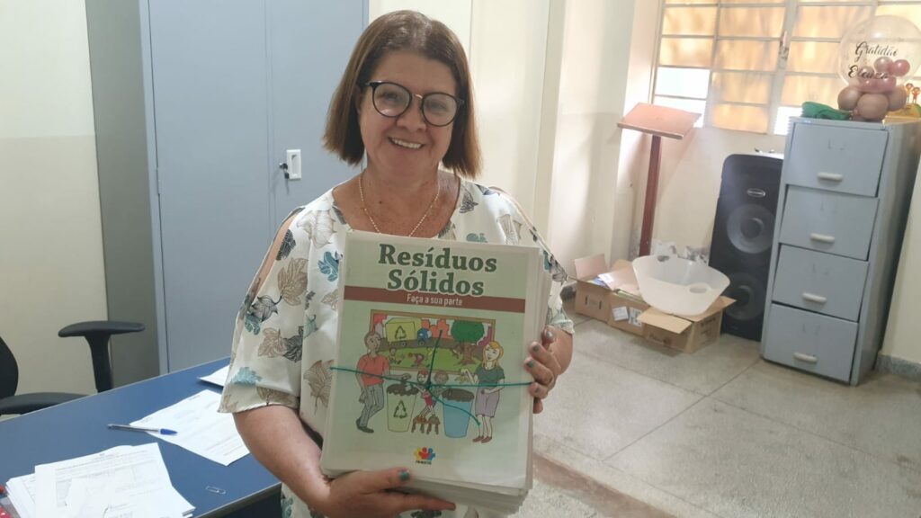 Sema entrega folhetos para Educação Ambiental nas escolas do Município Sema entrega folhetos para Educação Ambiental nas escolas do Município