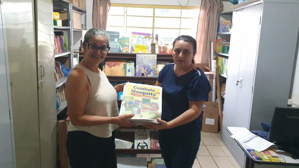 Sema entrega folhetos para Educação Ambiental nas escolas do Município Sema entrega folhetos para Educação Ambiental nas escolas do Município