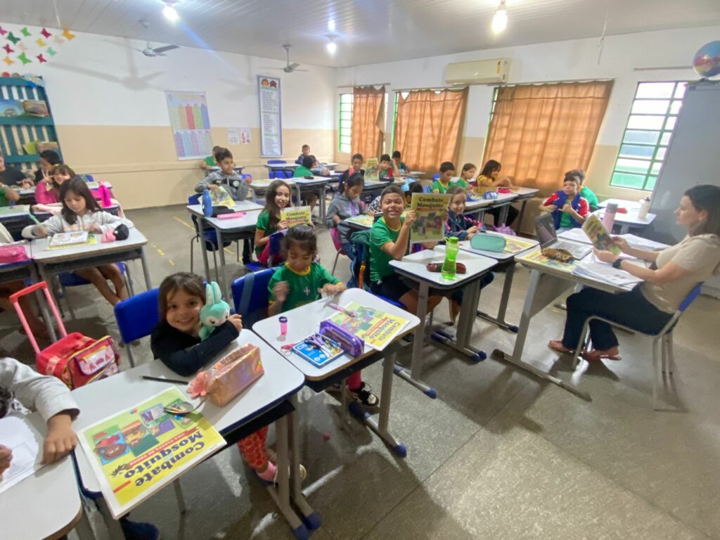 Sema entrega folhetos para Educação Ambiental nas escolas do Município Sema entrega folhetos para Educação Ambiental nas escolas do Município