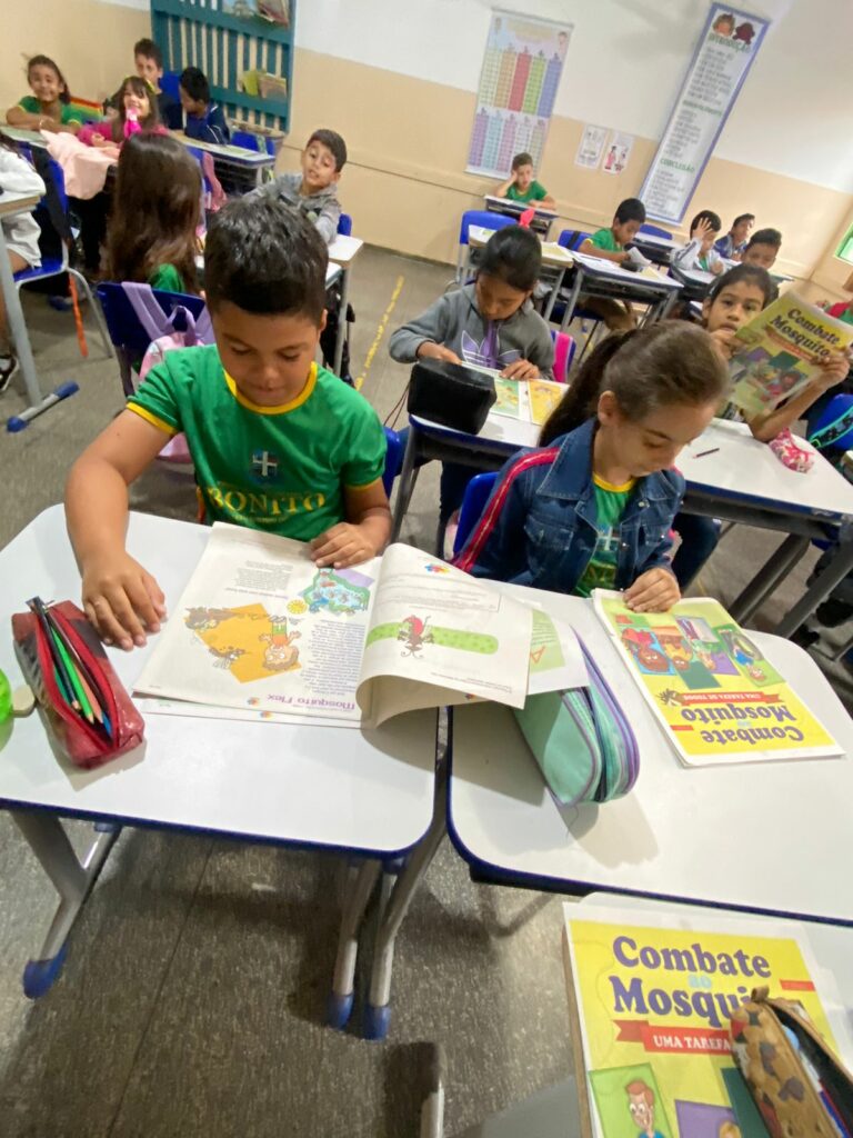 Sema entrega folhetos para Educação Ambiental nas escolas do Município Sema entrega folhetos para Educação Ambiental nas escolas do Município