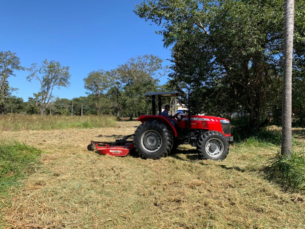 Prefeitura realiza limpeza de terrenos públicos de Bonito
