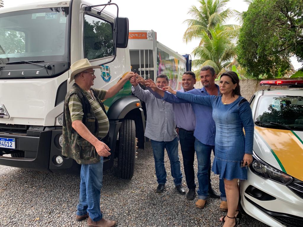 Prefeito entrega novo caminhão de lixo e veículo para o Demtrat Prefeito entrega novo caminhão de lixo e veículo para o Demtrat