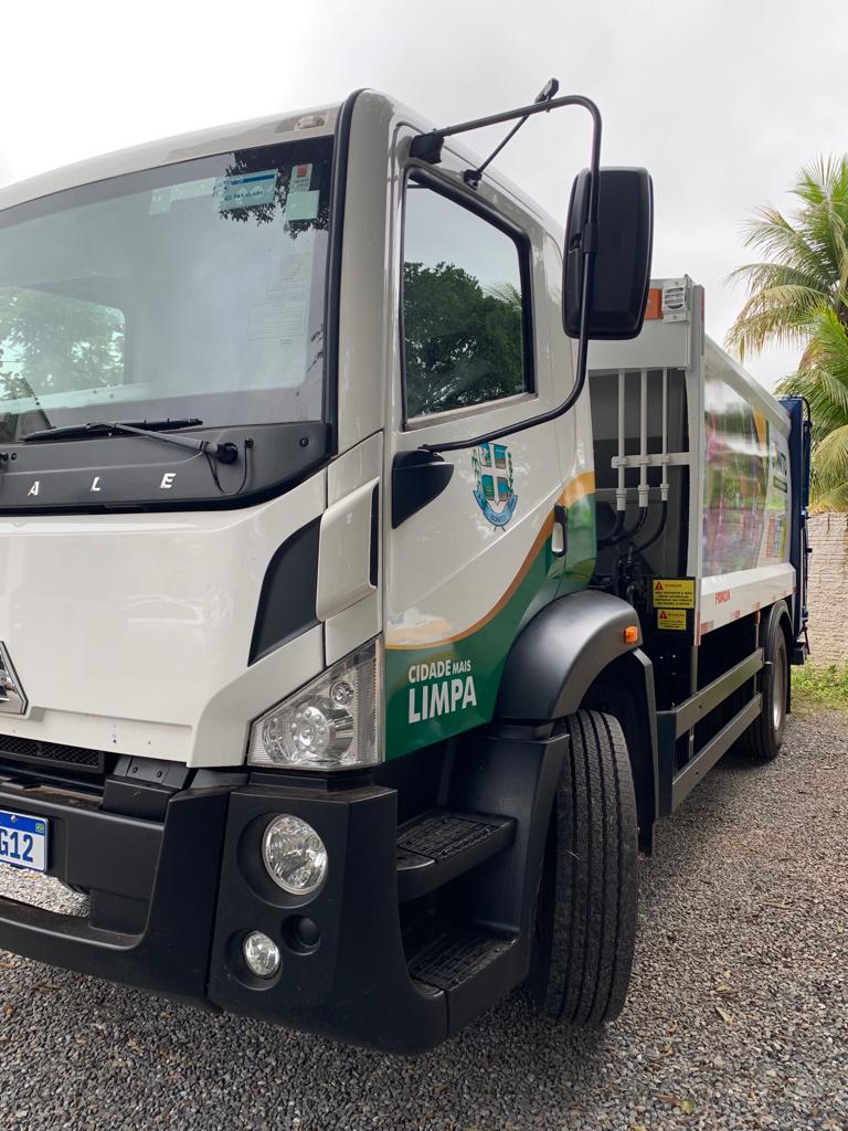 Prefeito entrega novo caminhão de lixo e veículo para o Demtrat Prefeito entrega novo caminhão de lixo e veículo para o Demtrat