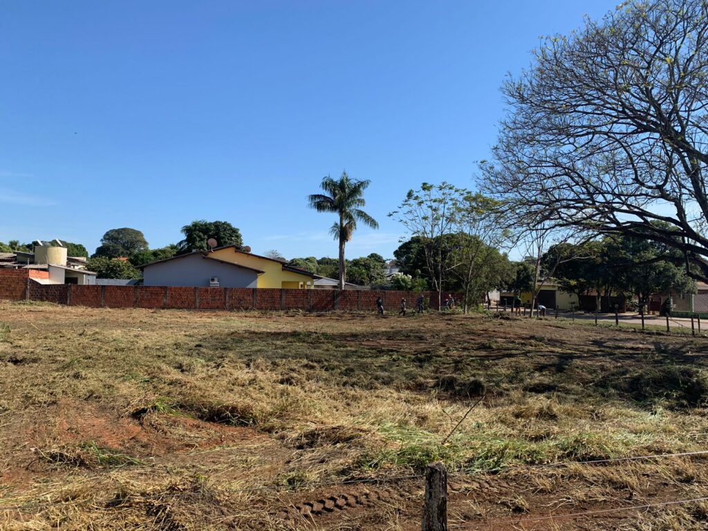 Prefeitura multa proprietário e realiza limpeza de terreno baldio em Bonito Prefeitura multa proprietário e realiza limpeza de terreno baldio em Bonito