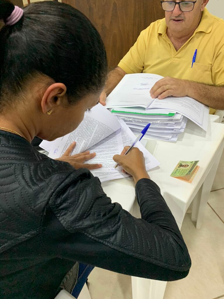 Famílias do Residencial Rio da Prata assinam contrato e empresa da prazo de 12 meses para conclusão das casas Famílias do Residencial Rio da Prata assinam contrato e empresa da prazo de 12 meses para conclusão das casas
