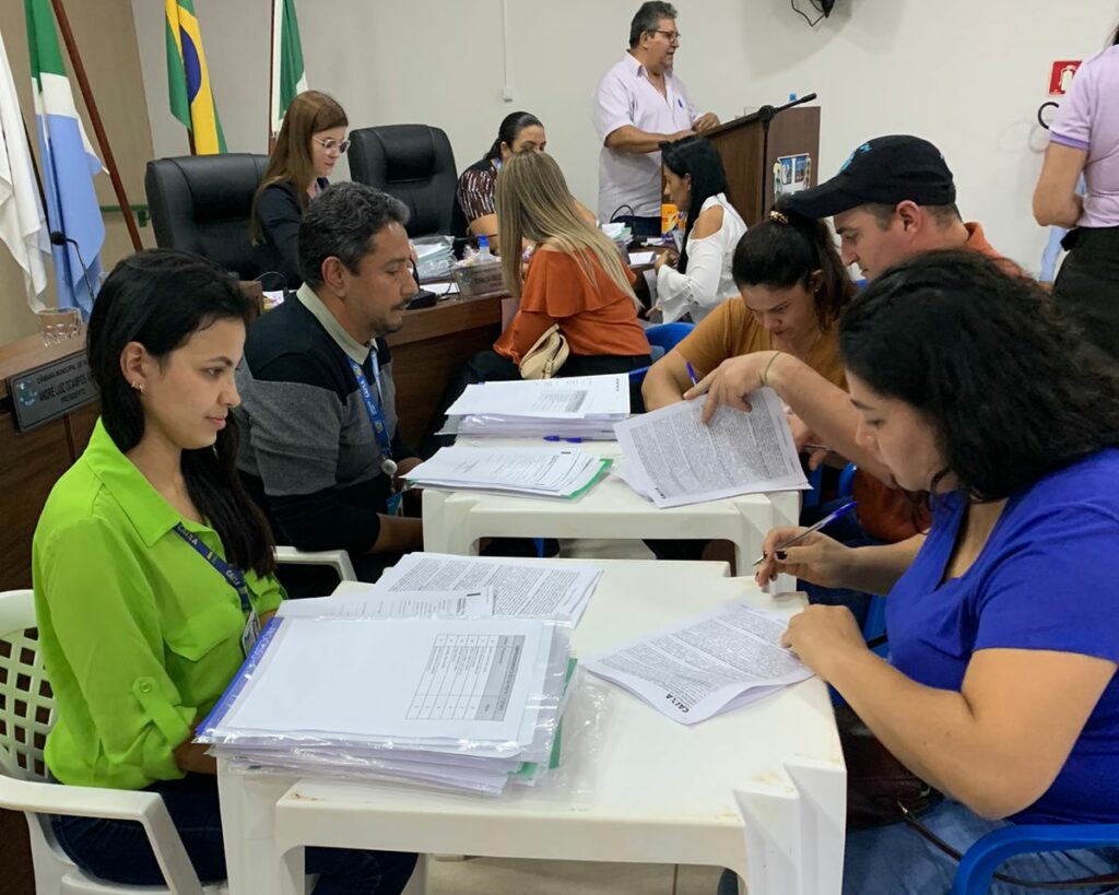 Famílias do Residencial Rio da Prata assinam contrato e empresa da prazo de 12 meses para conclusão das casas