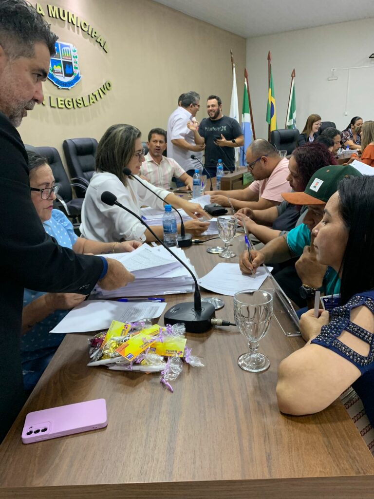 Famílias do Residencial Rio da Prata assinam contrato e empresa da prazo de 12 meses para conclusão das casas Famílias do Residencial Rio da Prata assinam contrato e empresa da prazo de 12 meses para conclusão das casas