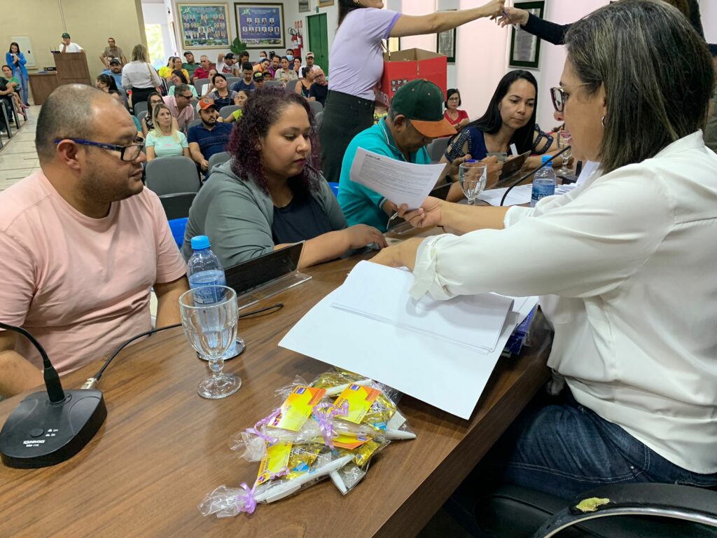 Famílias do Residencial Rio da Prata assinam contrato e empresa da prazo de 12 meses para conclusão das casas Famílias do Residencial Rio da Prata assinam contrato e empresa da prazo de 12 meses para conclusão das casas