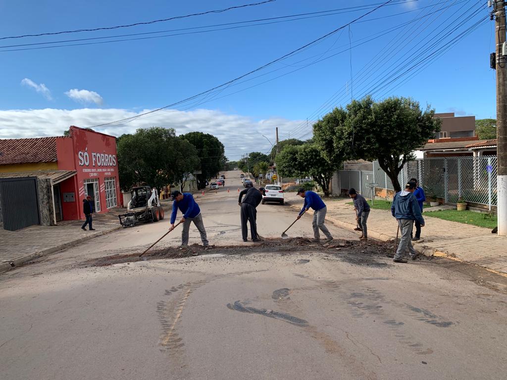 Empresa inicia tapa-buraco pela região central de Bonito