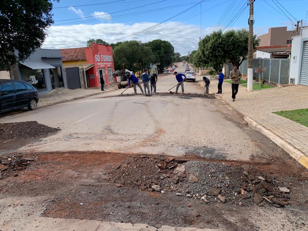 Empresa inicia tapa-buraco pela região central de Bonito