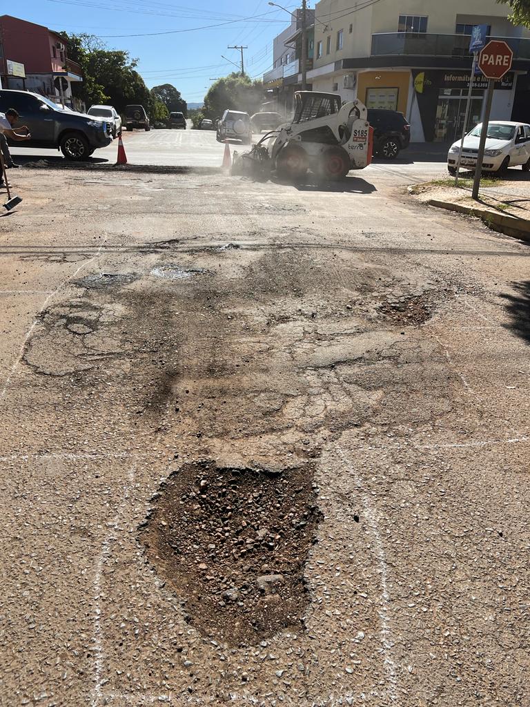Empresa inicia tapa-buraco pela região central de Bonito