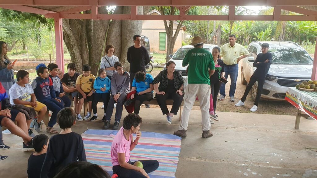 Viveiro Municipal recebe visita de alunos da Associação Pestalozzi