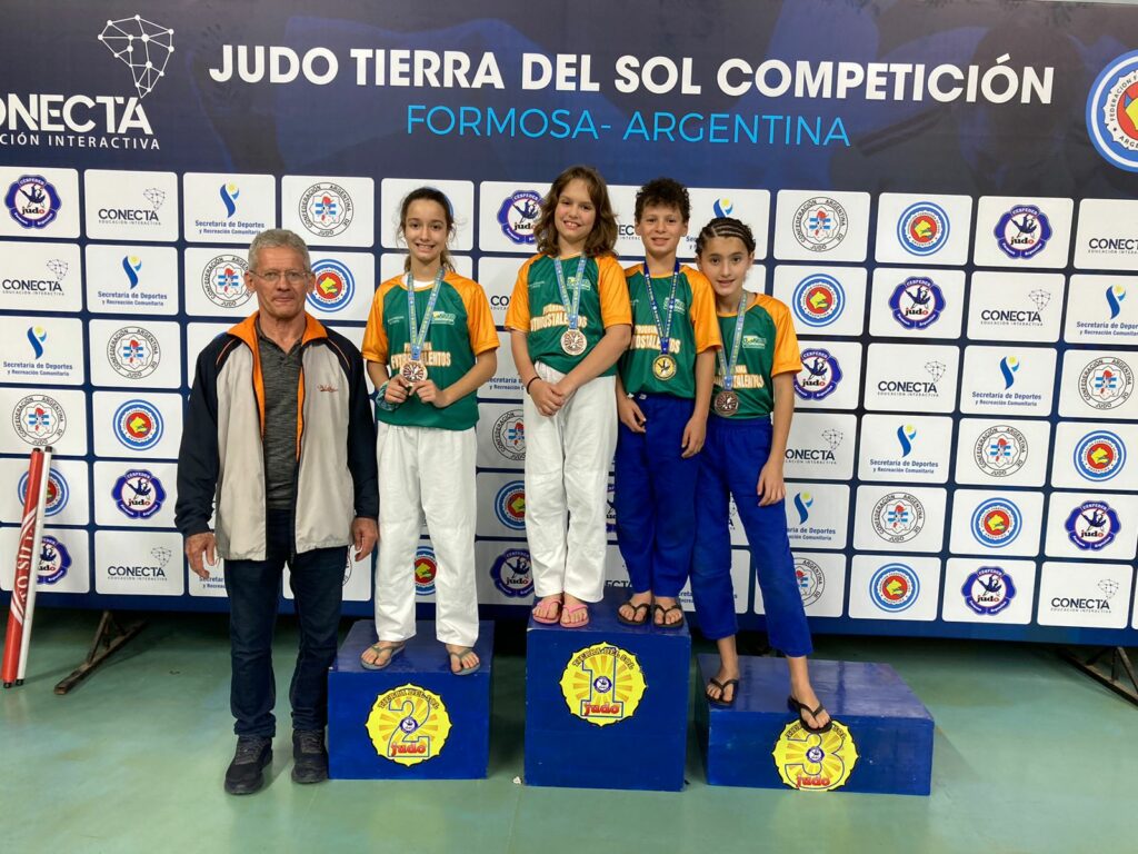 Alunos do projeto Futuros Talentos conquistam medalhas no torneio internacional de Judô na Argentina