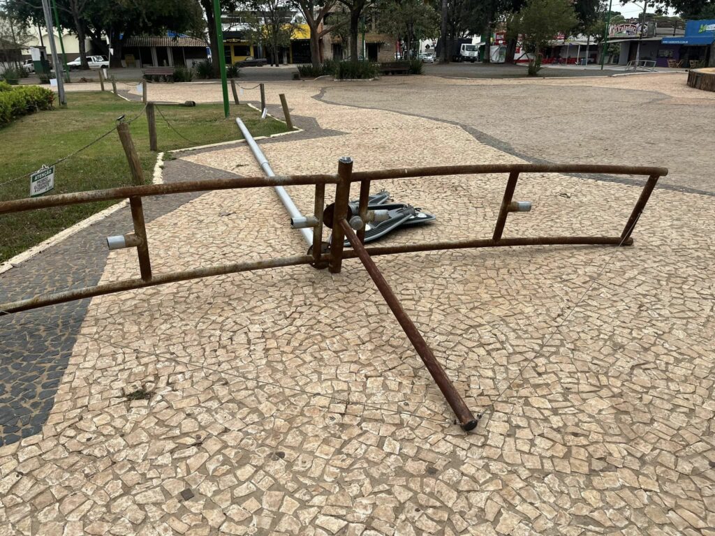 Empresa realiza troca e instalação de novos postes na Praça da Liberdade