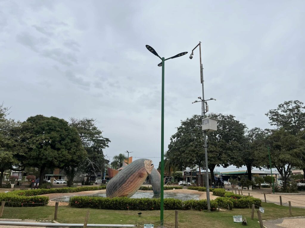 Empresa realiza troca e instalação de novos postes na Praça da Liberdade