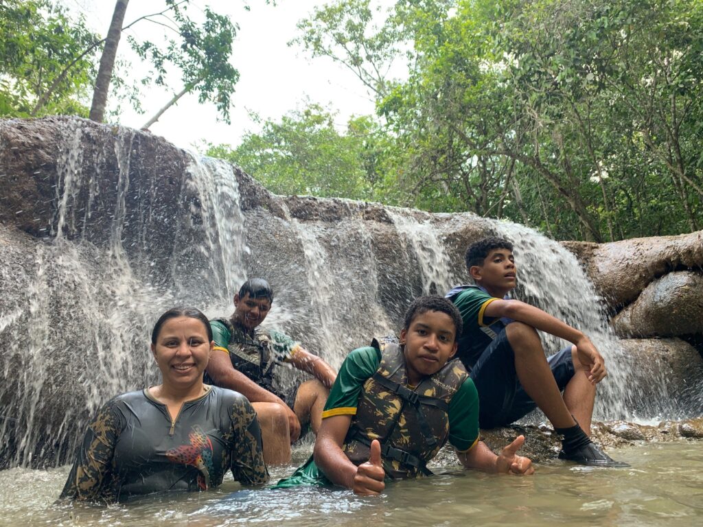 Programa de Educação Ambiental leva alunos para visitação a atrativo em Bonito