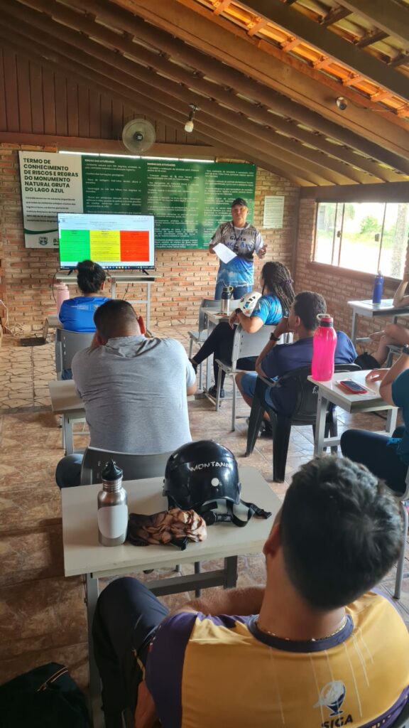 Guias de turismo e colaboradores da Gruta recebem treinamento do Plano de Atendimento e Emergência