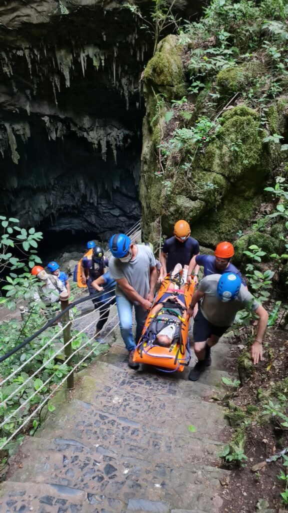 Guias de turismo e colaboradores da Gruta recebem treinamento do Plano de Atendimento e Emergência