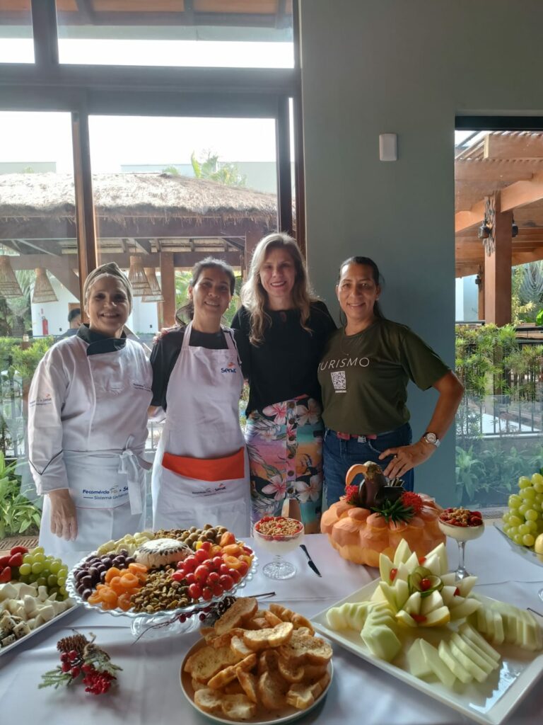 Curso de decoração de frutas e legumes forma 16 pessoas em Bonito