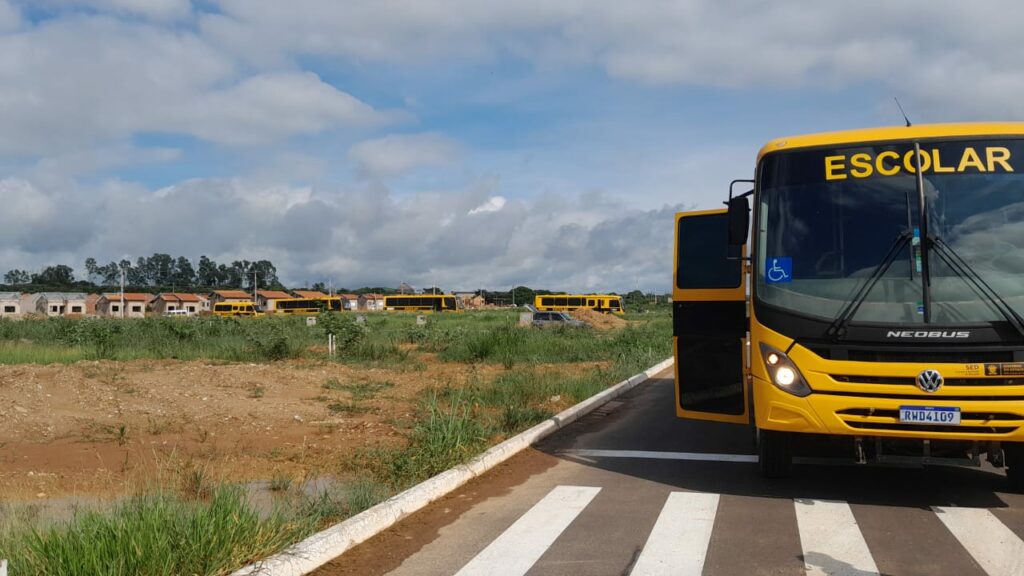 Ônibus do transporte escolar recebem manutenção e insulfilm para proteção solar