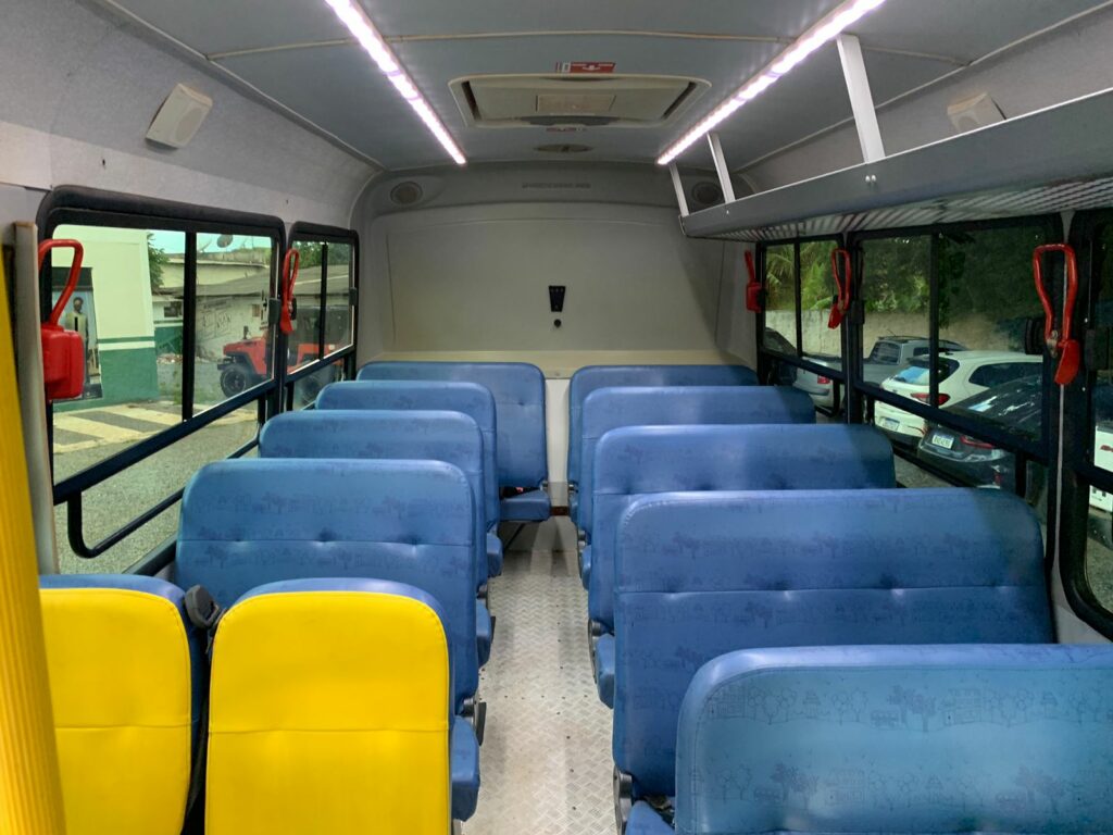 Ônibus do transporte escolar recebem manutenção e insulfilm para proteção solar
