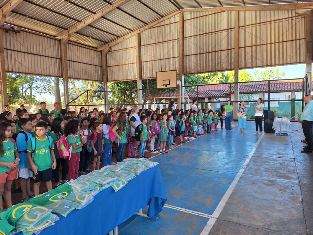 Educação entrega novos uniformes com investimentos que passam R$ 100 mil